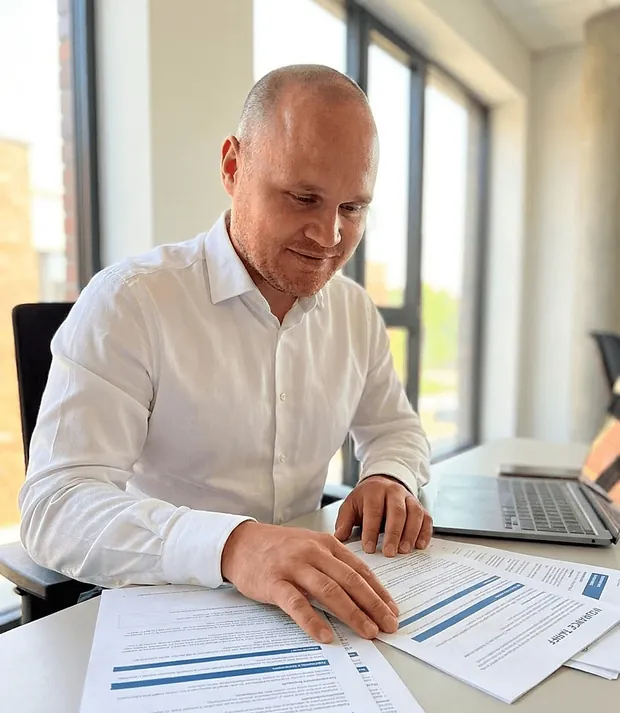 Patrick Steeger, Sachverständiger für bKV, beim Tarifvergleich